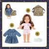 Pénélope en Robe Denim et Baskets